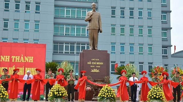 Les délégués coupent le ruban pour inaugurer le mémorial dédié au Président Hô Chi Minh. Photo : NDEL.