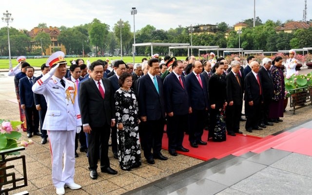 La délégation de hauts dirigeants vietnamiens rend hommage au Président Hô Chi Minh, le 19 mai, à Hanoi. Photo : NDEL.