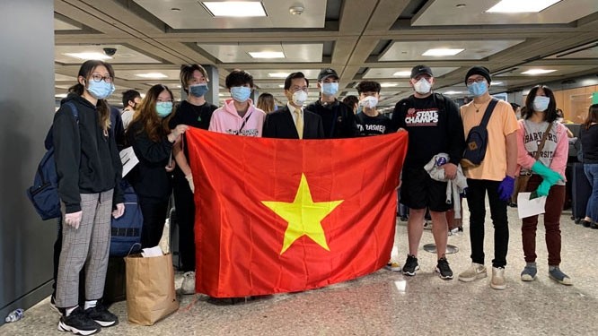 L'ambassadeur du Vietnam, Hà Kim Ngoc, et des étudiants aux États-Unis. Photo : HNM.