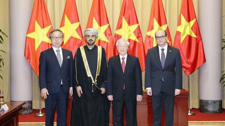  Le Secrétaire général du PCV et Président vietnamien Nguyên Phu Trong reçoit les nouveaux ambassadeurs d'Oman, de Turquie et du Japon. Photo : VNA.