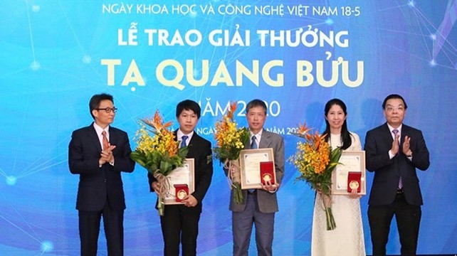 Le vice-Premier ministre Vu Duc Dam (à gauche) et le ministre des Sciences et de la Technologie Chu Ngoc Anh (à droite) ont remis le prix aux trois scientifiques lauréats. Photo: thanhnien.vn