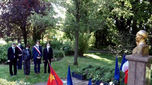 La cérémonie de dépôt de fleurs devant la statue de l'Oncle Hô au sein du parc de Montreau. Photo: NDEL
