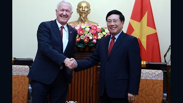 Le vice-Premier ministre et ministre des Affaires étrangères Pham Binh Minh (à droite) et l'ambassadeur suisse au Vietnam, Ivo Sieber. Photo: VGP