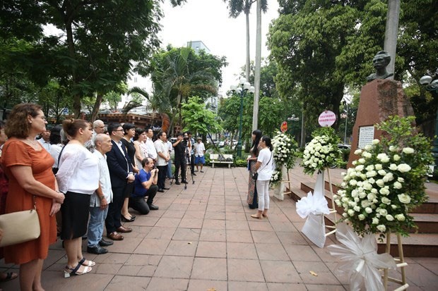Cérémonie d'offrande de fleurs au Héros national cubain José Martí à Hanoï. Photo : VNA.