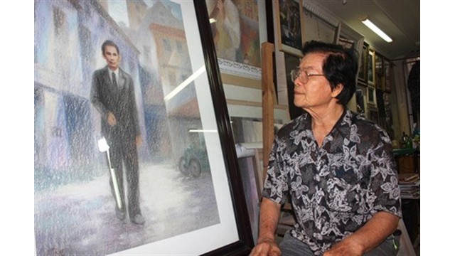 Le peintre Lê Thai à côté d’une de ses œuvres. Photo : CVN/VNA.