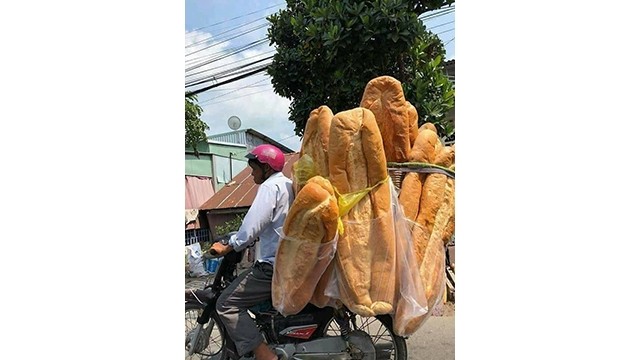  Les plus grands pains vietnamiens du monde sont présentés dans les journaux étrangers. Photo : Vietnamnet