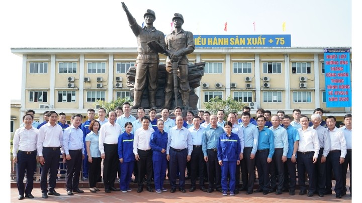 Le Premier ministre Nguyên Xuân Phuc et des travailleurs de la société par actions du charbon Ha Lam. Photo : VNA.
