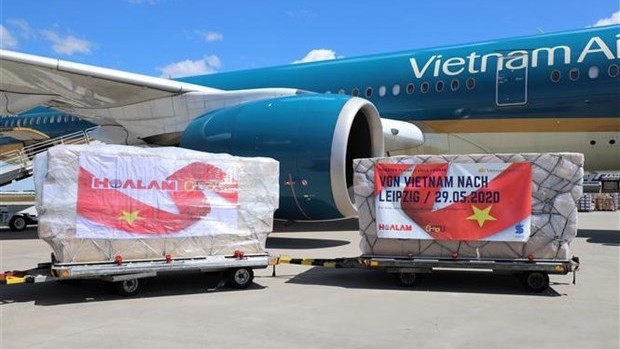 Des masques médicaux d’autres équipements médicaux ont été transportés par Vietnam Airlines à Leipzig. Photo : NDEL.