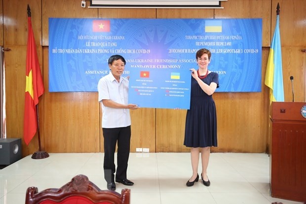 Le président de l'Association d'Amitié Vietnam–Ukraine, Dang Van Chiên, et la chargée d’affaires par intérim de l’Ambassade d’Ukraine au Vietnam, Nataliya Zhykina. Photo : VNA.