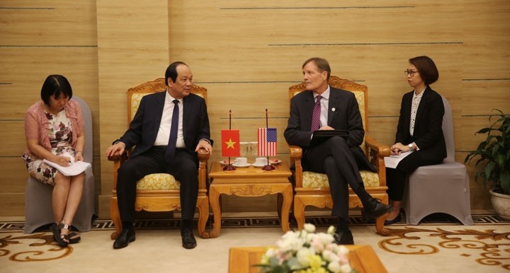 Le ministre et président du Bureau gouvernemental Mai Tiên Dung reçoit le directeur de l’USAID au Vietnam, Michael Greene. Photo : VGP.