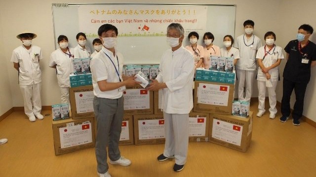 Cérémonie de remise des masques à certains hôpitaux et écoles du Japon. Photo : NDEL.