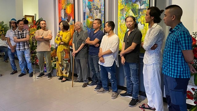 Les artistes lors de la cérémonie d’ouverture de l’exposition sur les anciens villages de Hanoi. Photo: hanoimoi.com.vn