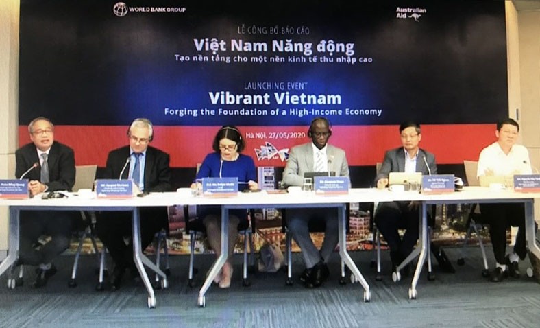 Le lancement du rapport intitulé « Vietnam dynamique : jeter les bases d'une économie à revenu élevé ». Photo : tapchitaichinh.vn.
