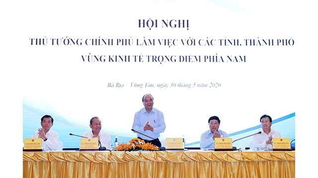 Le Premier ministre Nguyên Xuân Phuc travaille avec les provinces et les villes de la région économique clé du Sud. Photo : VGP.