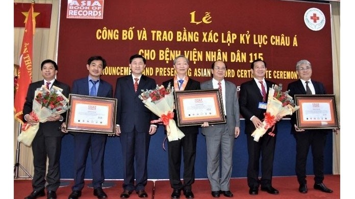 Lors de la cérémonie de remise des certificats de records asiatiques à l'hôpital Nhân Dân 115. 