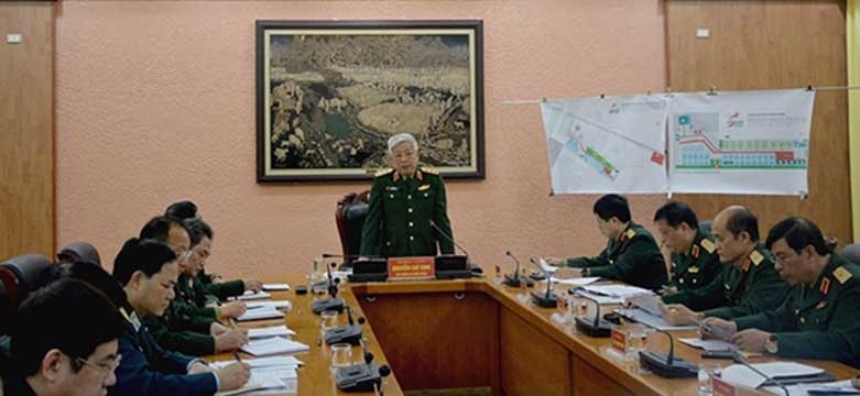 Le général Nguyên Chi Vinh, vice-ministre de la Défense préside le 25 mai une réunion sur les préparatifs pour l'organisation de l'exposition. Photo : www.qdnd.vn