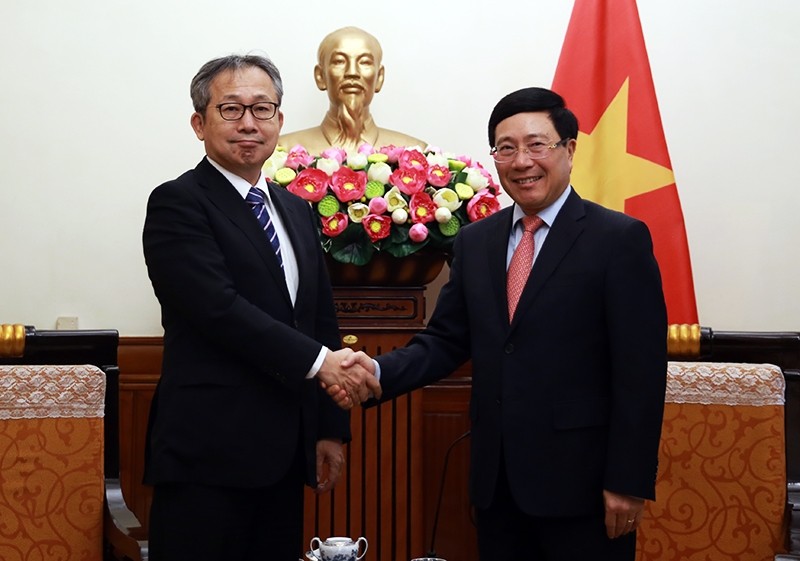 Le vice-Premier ministre et ministre des Affaires étrangères Pham Binh Minh (à droite) et l’ambassadeur cambodgien Chay Navuth. Photo : VGP