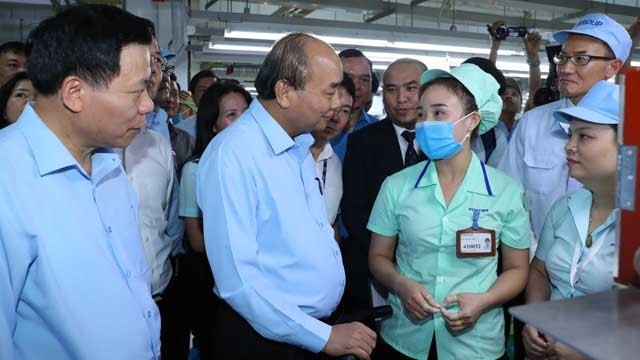 Le PM Nguyên Xuân Phuc (2e à gauche) en rencontre avec des ouvriers de la société Foster Electric Bac Ninh. Photo : VGP.
