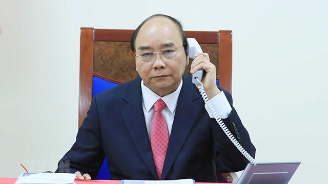 Le Premier ministre vietnamien Nguyên Xuân Phuc lors de la conversation téléphonique avec son homologue singapourien Lee Hsien Loong. Photo: VNA