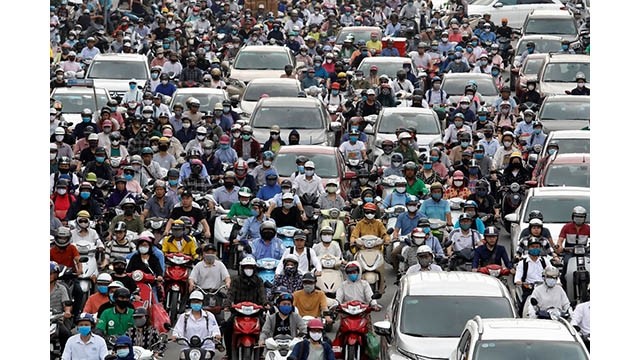 Image d'une rue dans la capitale de Hanoi le matin du 25/5, lorsque les gens se ruent dans la rue pour aller au travail. Image : Kham / Reuters