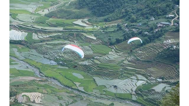 Le festival de parapente « Survoler les rizières à la saison d’eau 2020. Photo : NDEL.