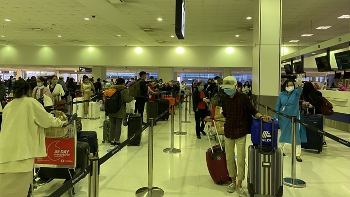 Des responsables vietnamiens sont également venus dans les aéroports pour aider les citoyens à effectuer les procédures d’embarquement. Photo : BQT.