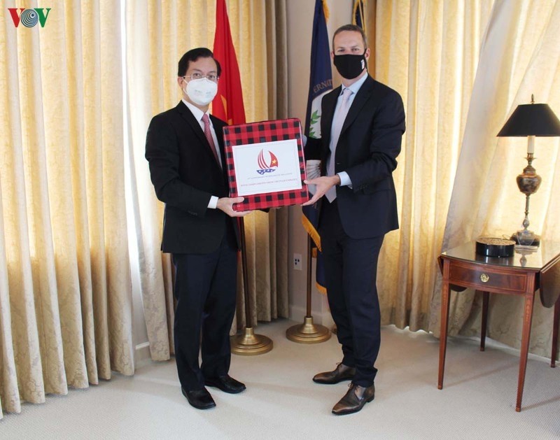 L’ambassadeur Ha Kim Ngoc remet des masques au directeur exécutif de la DFC, Adam Boehler. Photo : VOV.