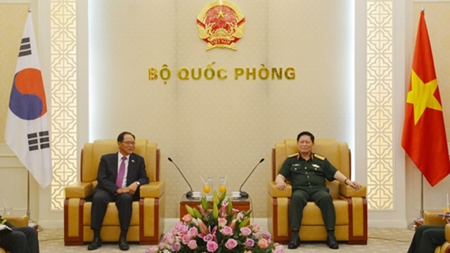 Le ministre de la Défense, le général Ngô Xuân Lich (à gauche) et le nouvel ambassadeur de la R. de Corée au Vietnam, Park Noh-wan. Photo: qdnd.vn