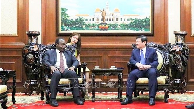 Le président du Comité populaire de Hô Chi Minh-Ville, Nguyên Thành Phong (à droite) et l'ambassadeur d’Angola au Vietnam, Agostinho Andre De Carvalho Fernandes. Photo : VNA.