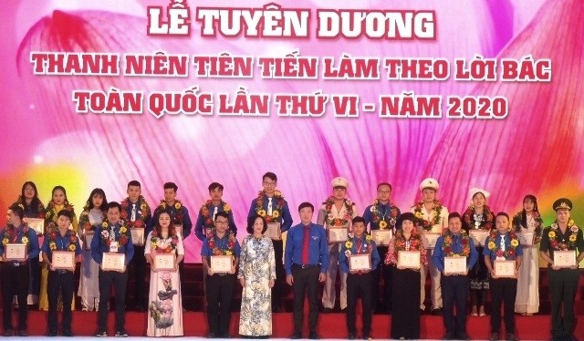 Cérémonie de mise à l'honneur des 67 jeunes exemplaires pour avoir bien suivi les recommandations de l'Oncle Hô, le 31 mai dans la province de Nghê An (au Centre). Photo : NDEL.                                                                                                                                                                                                                                                              