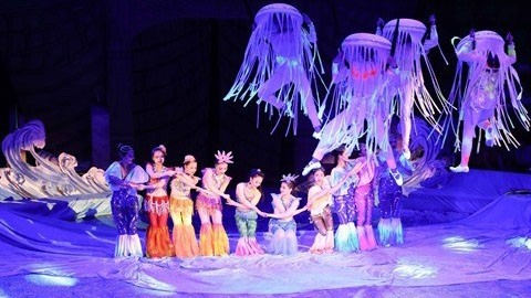  Un numéro de cirque, le 29 mai à Hanoï, célébrant la Journée internationale de l'enfance. Photo : VNA