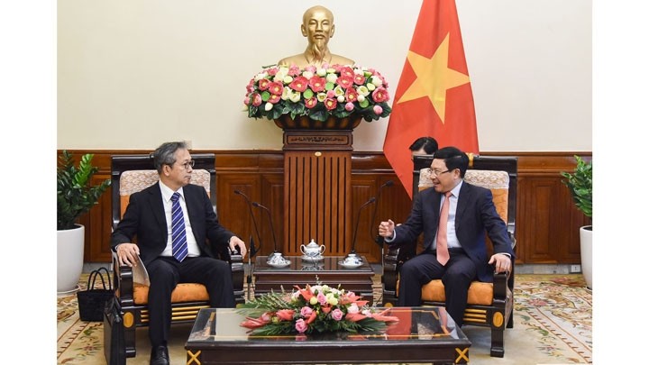 Le Vice-Premier ministreet ministre des Affaires étrangères Pham Binh Minh (à droite) et l’ambassadeur japonais au Vietnam, Yamada Takio. Photo : BQT.