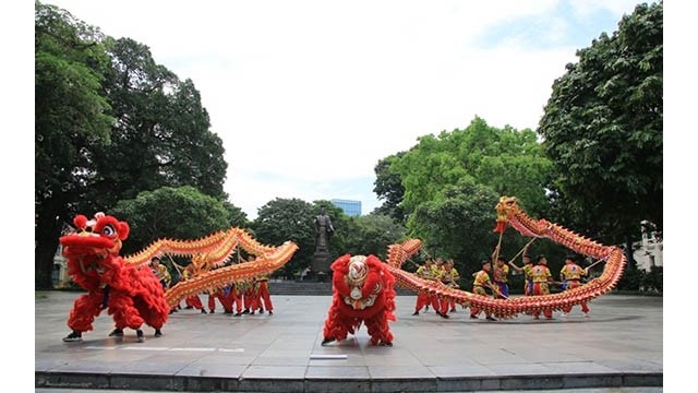 La représentation de la danse du dragon dans l'espace des rues piétonnes au lac de Hoàn Kiêm. Photo: NDEL