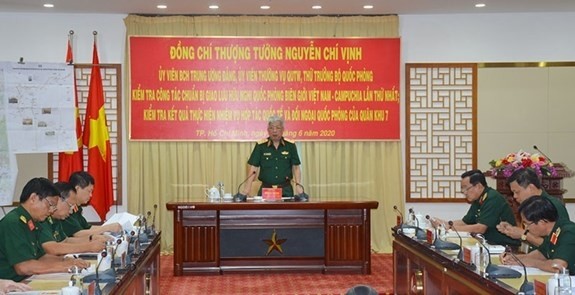 Le général de corps d’armée Nguyên Chi Vinh à la séance de travail avec la 7e Région militaire de l'Armée populaire du Vietnam, le 2 juin à Hô Chi Minh-Ville. Photo : VNA.