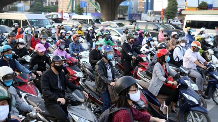 Dans une rue de Hanoi, la vie a repris son rythme normal après l'assouplissement des mesures de distanciation sociale. Photo : VNA.
