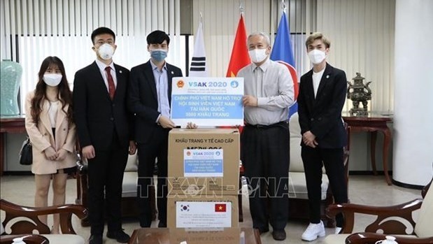 L'ambassadeur du Vietnam Nguyên Vu Tu offre des masques médicaux aux représentants de l'Association des étudiants vietnamiens en R. de Corée. Photo : VNA.