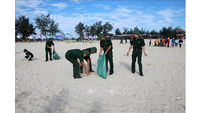  Des jeunes, des soldats et des habitants du district de Gio Linh (Quang Tri) ramassent des ordures sur la plage de Cua Viêt. Photo : VNA.
