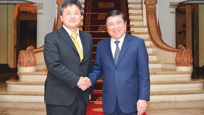 Le président du Comité populaire de Hô Chi Minh-Ville, Nguyên Thành Phong (à droite) reçoit le nouveau représentant en chef de la JICA au Vietnam, Shimizu Akira, le 3 juin. Photo : SGGP.