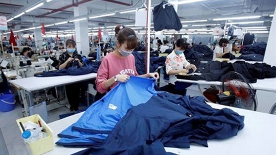 Dans la société par actions du textile et des services Hung Long, district de My Hào, province de Hung Yên (au Nord). Photo : VNA/CVN.