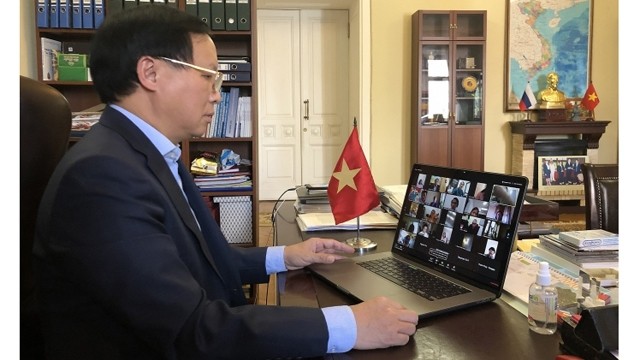 L'ambassadeur du Vietnam en Russie, Ngô Duc Manh préside la visioconférence du Réseau vietnamien en Russie sur la lutte contre le Covid-19. Photo : baoquocte.vn.
