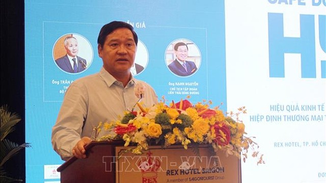 Chu Tiên Dung, président de la l’Association des entreprises de Ho Chi Minh-Ville, prend la parole. Photo: VNA
