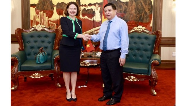 L’ambassadrice australienne au Vietnam, Robyn Mudie (à gauche) et le ministre vietnamien du Plan et des Investissements, Nguyên Chi Dung, le 5 juin à Hanoi. Photo : phapluatxahoi.vn.