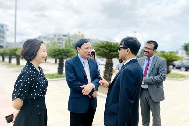 Le secrétaire du Comité du Parti et président du Conseil populaire de la province de Quang Ninh Nguyen Xuan Ky (gauche) et l'ambassadeur d'Inde au Vietnam Pranay Verma. Photo : laodong.vn