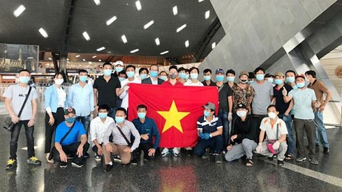 Des citoyens vietnamiens au Qatar à l'aéroport avant de monter dans l'avion. Photo : VOV.