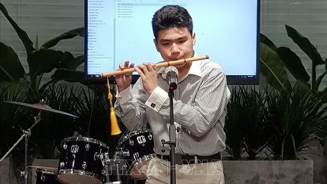 Un artiste joue de la flûte lors de la fête de la musique française à Hô Chi Minh-Ville.  Photo: VNA