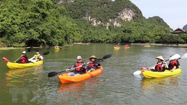  Ninh Binh : faire du kayak au complexe touristique de Trang An. Photo : VNA