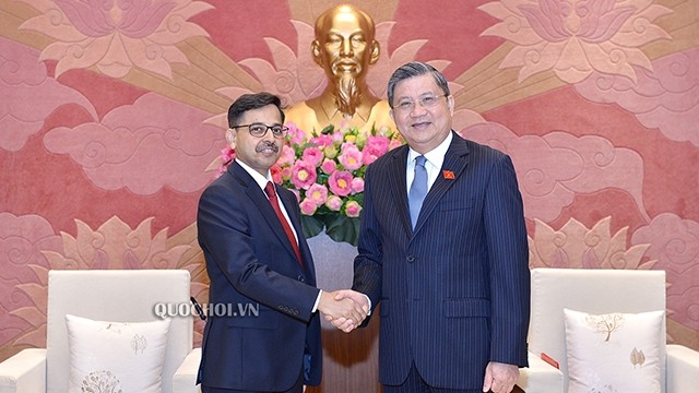 Nguyên Van Giau (à droite), président de la Commission des Relations extérieures de l’Assemblée nationale du Vietnam, et l’ambassadeur d’Inde au Vietnam Pranay Verma. Photo : quochoi.vn