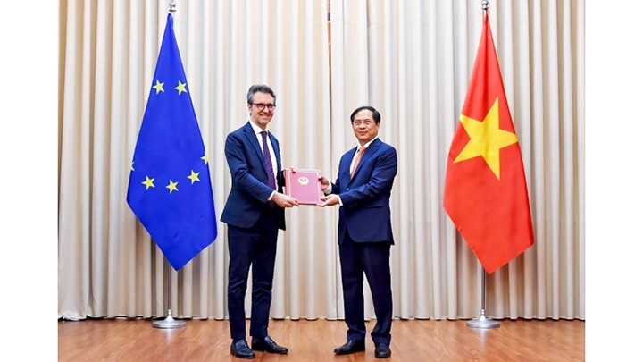 Le vice-ministre des Affaires étrangères, Bui Thanh Son (droite), remet les notes dilomatiques au chef de la délégation de l'UE au Vietnam, l'ambassadeur Giorgio Aliberti. Photo: https://thanhtra.com.vn/