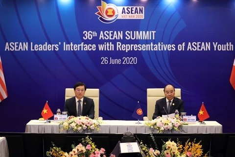 Le Premier ministre vietnamien Nguyên Xuân Phuc (à droite) lors de l’Interface des dirigeants de l’ASEAN avec les représentants des jeunes de l’ASEAN. Photo : VNA.