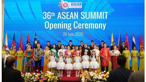 Un numéro artistique lors de l’ouverture du 36e Sommet de l’ASEAN, le 26 juin à Hanoï. Photo : VGP.